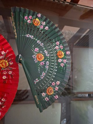 Abanicos de madera pintados a mano