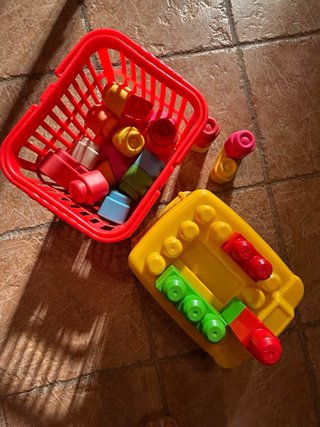 Trona IKEA + 2 Sillas Ligeras y Juguetes