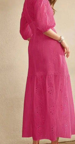 Vestido largo fucsia con bordados calados