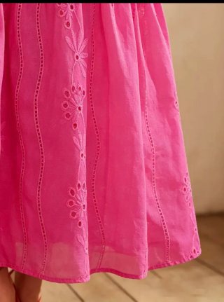 Vestido largo fucsia con bordados calados