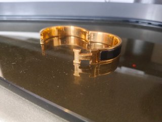 Brazalete Hermes Clic H oro y negro