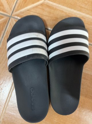 Chanclas Adidas Izquierda Negras y Blancas