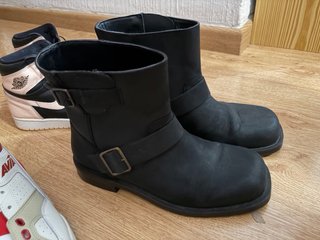 Zapatatillas y botas de piel