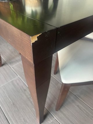Mesa de salón y 4 sillas de madera