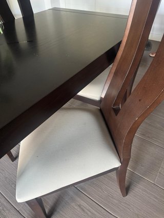 Mesa de salón y 4 sillas de madera