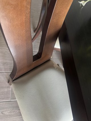 Mesa de salón y 4 sillas de madera