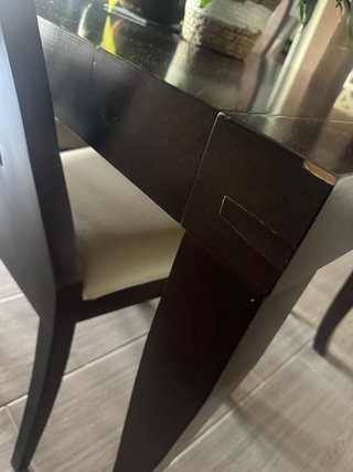 Mesa de salón y 4 sillas de madera