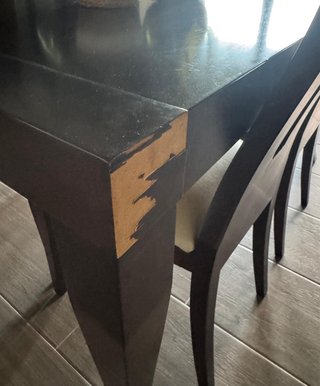Mesa de salón y 4 sillas de madera