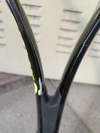 Raqueta de tenis amarilla y negra
