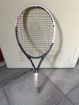 Raqueta de tenis amarilla y negra