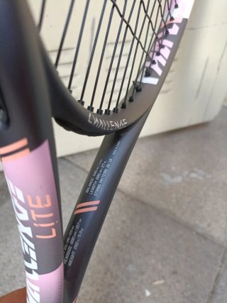 Raqueta de tenis amarilla y negra