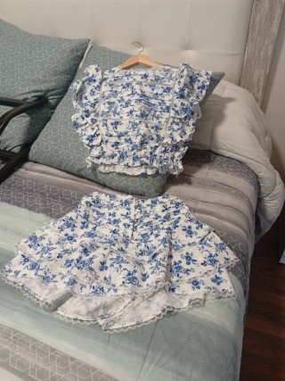 Conjunto floral azul y blanco