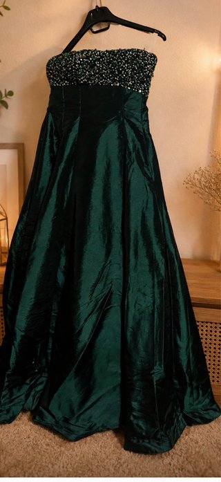 Vestido de fiesta verde con pedrería.