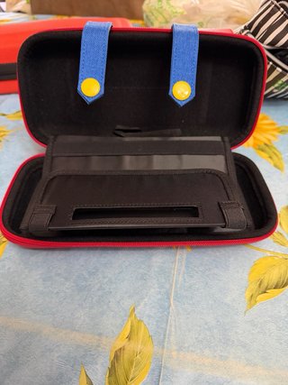 Custodia rigida Nintendo Switch rossa e blu