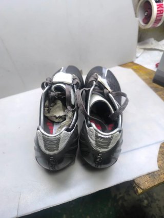 Botas de fútbol uhlsport negras y plateadas