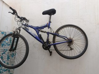 2 Bicicletas de montaña azul y blanca