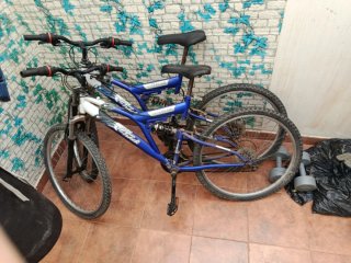 2 Bicicletas de montaña azul y blanca