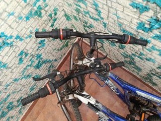 2 Bicicletas de montaña azul y blanca
