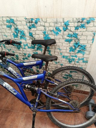 2 Bicicletas de montaña azul y blanca