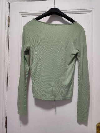 Camiseta verde Stradivarius fruncida