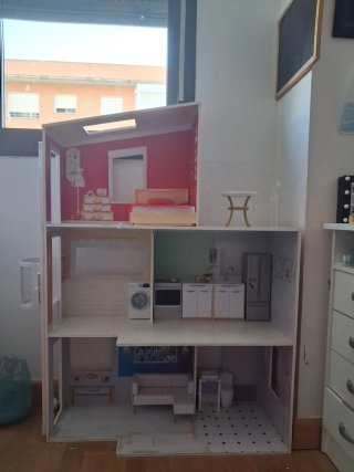 Casa de muñecas grande amueblada