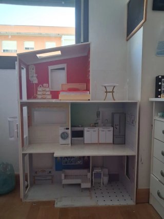 Casa de muñecas grande amueblada