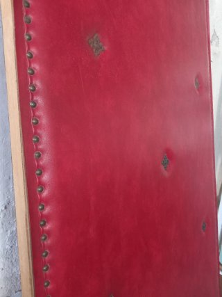 Puerta decorativa con tachuelas