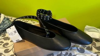 Zapatos planos negros con pulsera