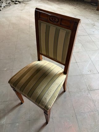 2 Sillas de madera tapizadas