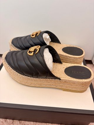 Sandalias Gucci de cuero negras y con plataforma