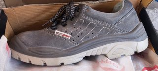Zapatilla de seguridad gris
