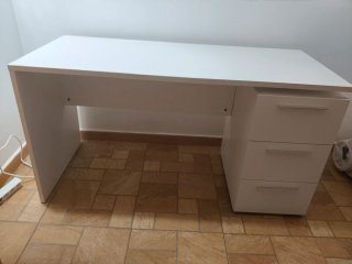 Escritorio blanco con cajones