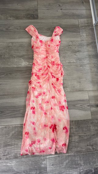 Vestido largo rosa con estampado floral
