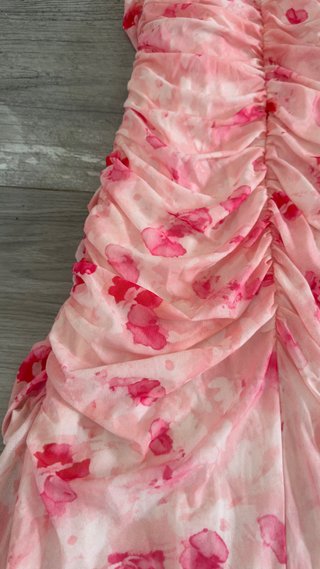 Vestido largo rosa con estampado floral