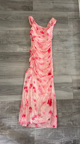 Vestido largo rosa con estampado floral