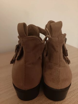 Botines Beige con Hebillas
