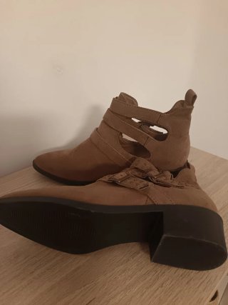 Botines Beige con Hebillas