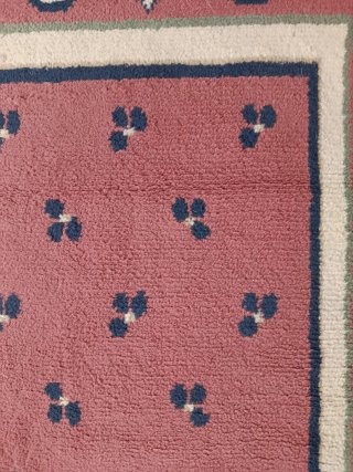 Alfombra grande rosa con diseño floral