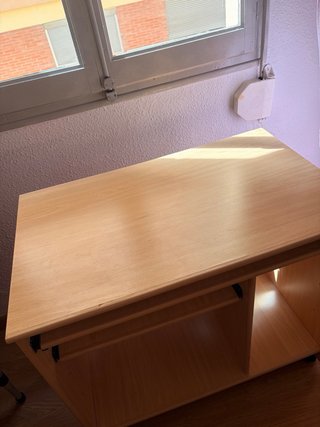 Escritorio de madera con bandeja extraíble
