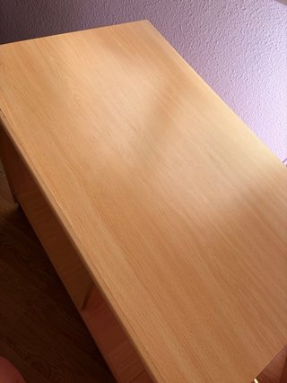 Escritorio de madera con bandeja extraíble
