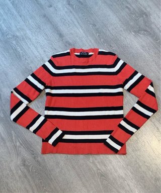 Camiseta de rayas rojas, blancas y negras