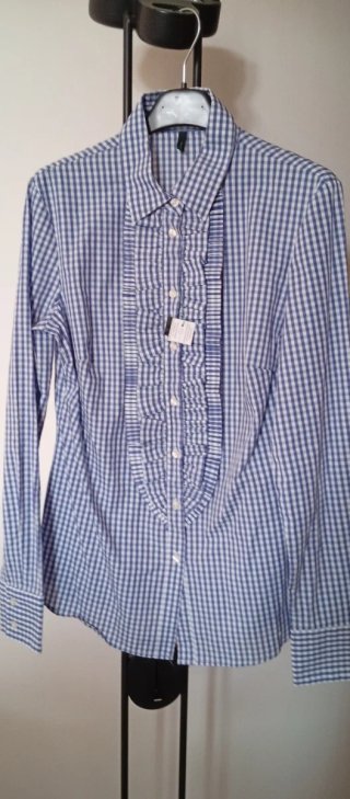 Camicia a quadretti bianchi e azzurro scuro.