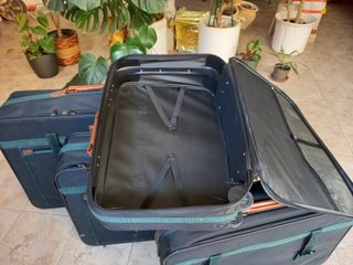 Juego de maletas negro, verde y cuero