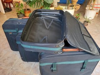 Juego de maletas negro, verde y cuero