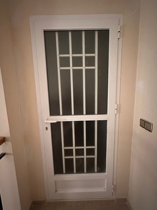 Puerta exterior PVC blanca con reja