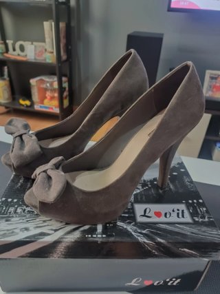 Zapatos de tacón marrones con lazo