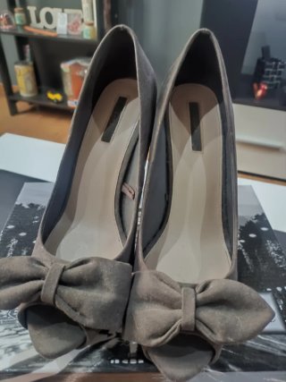 Zapatos de tacón marrones con lazo