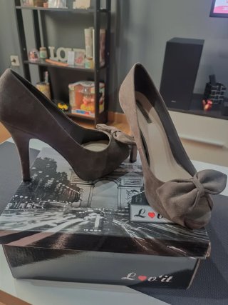 Zapatos de tacón marrones con lazo