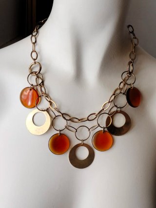 Collar dorado vintage con colgantes naranjas