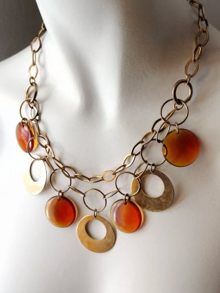 Collar dorado vintage con colgantes naranjas